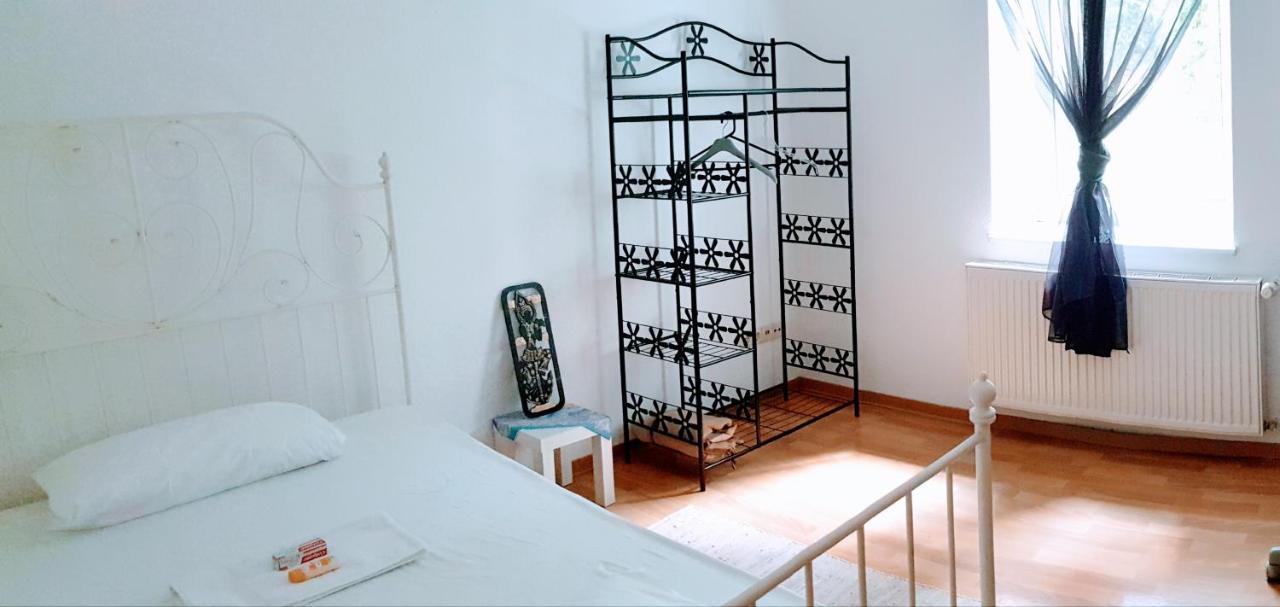 Budget Rooms In Halle With Shared Bathroom, Free Wifi, Netflix & Ipad Exterior photo