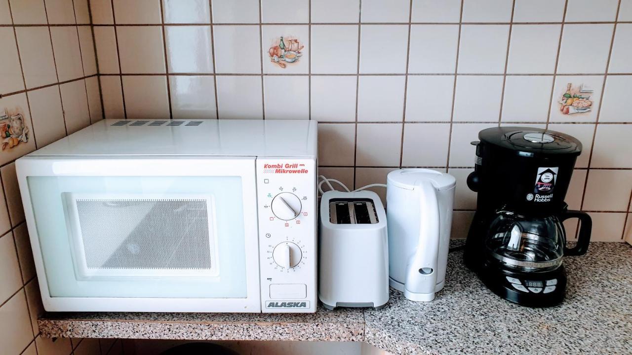 Budget Rooms In Halle With Shared Bathroom, Free Wifi, Netflix & Ipad Exterior photo
