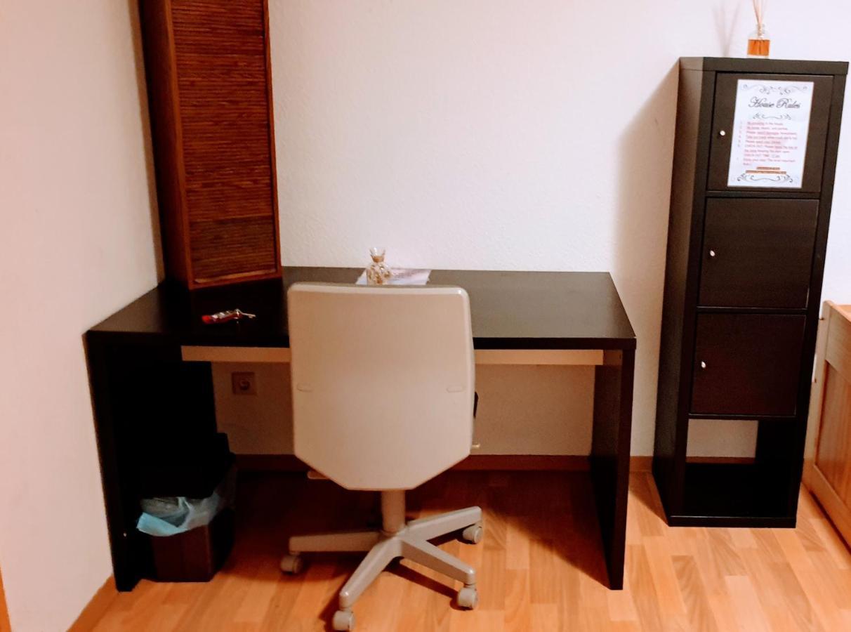 Budget Rooms In Halle With Shared Bathroom, Free Wifi, Netflix & Ipad Exterior photo
